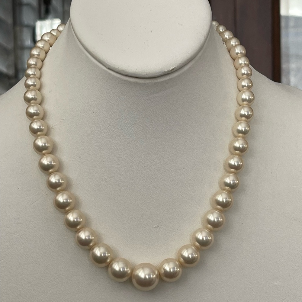 White man made graduated pearl silver necklace - Picture 3 of 9
